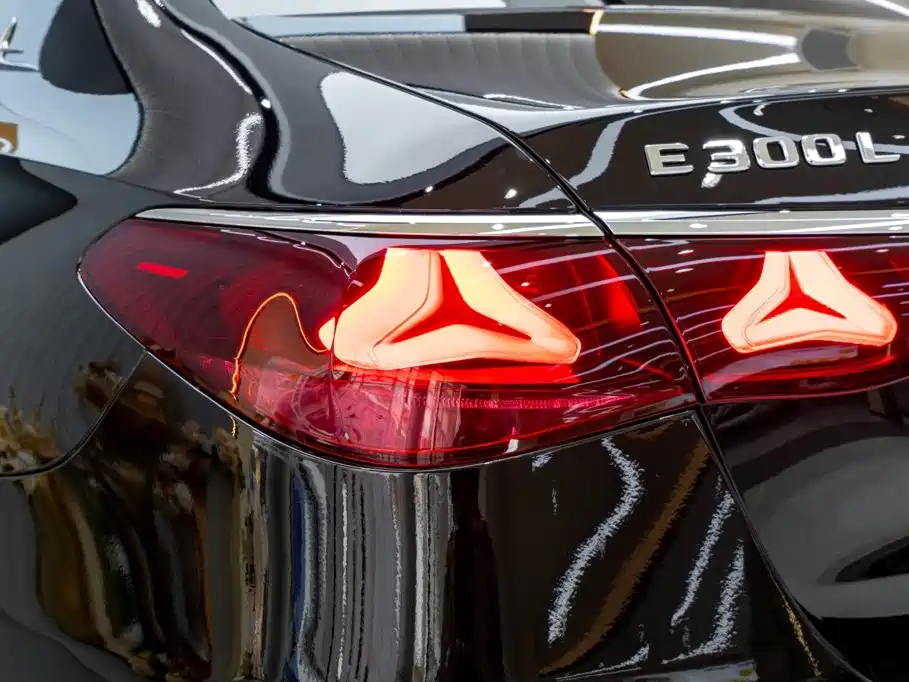Mercedes-Benz E-Class — миниатюра 9