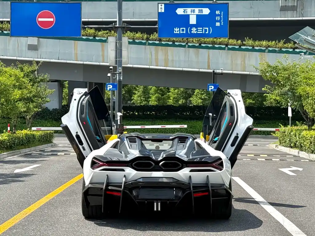 Lamborghini Revuelto — миниатюра 8