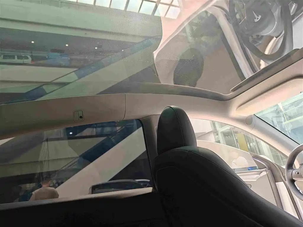 Tesla Model Y — миниатюра 17