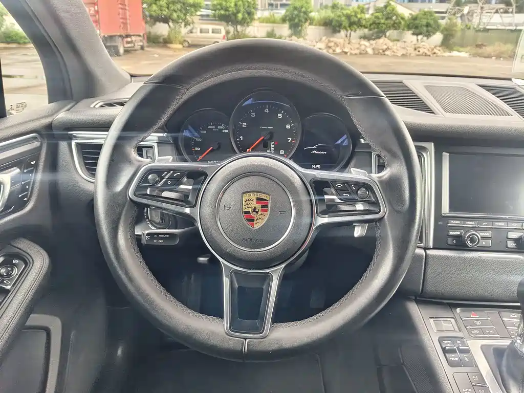 Porsche Macan — миниатюра 15