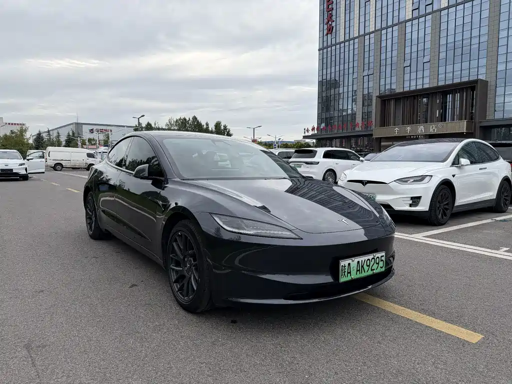 Tesla Model 3 — миниатюра 3