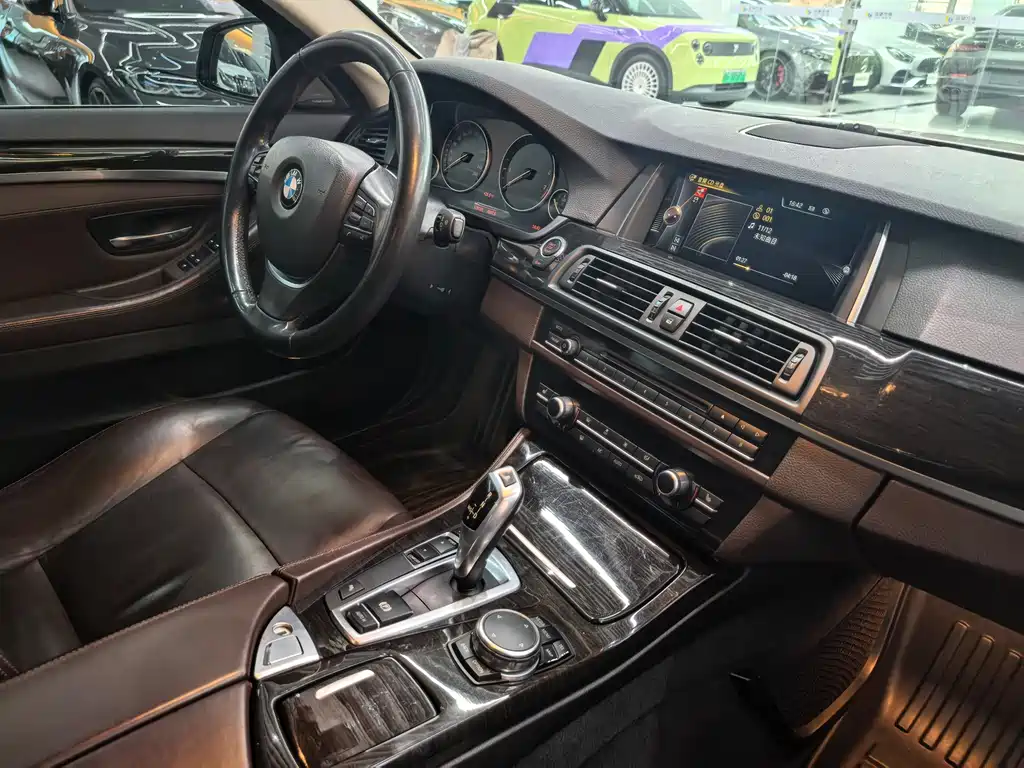 BMW 5 Series — миниатюра 8