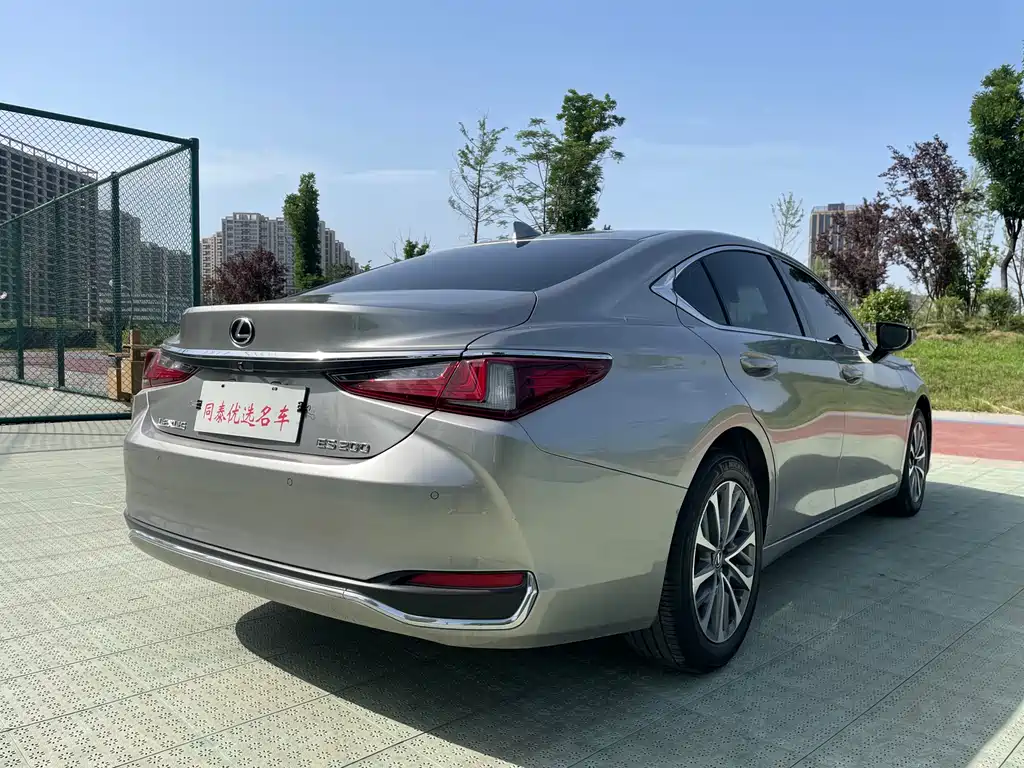 Lexus ES 2022