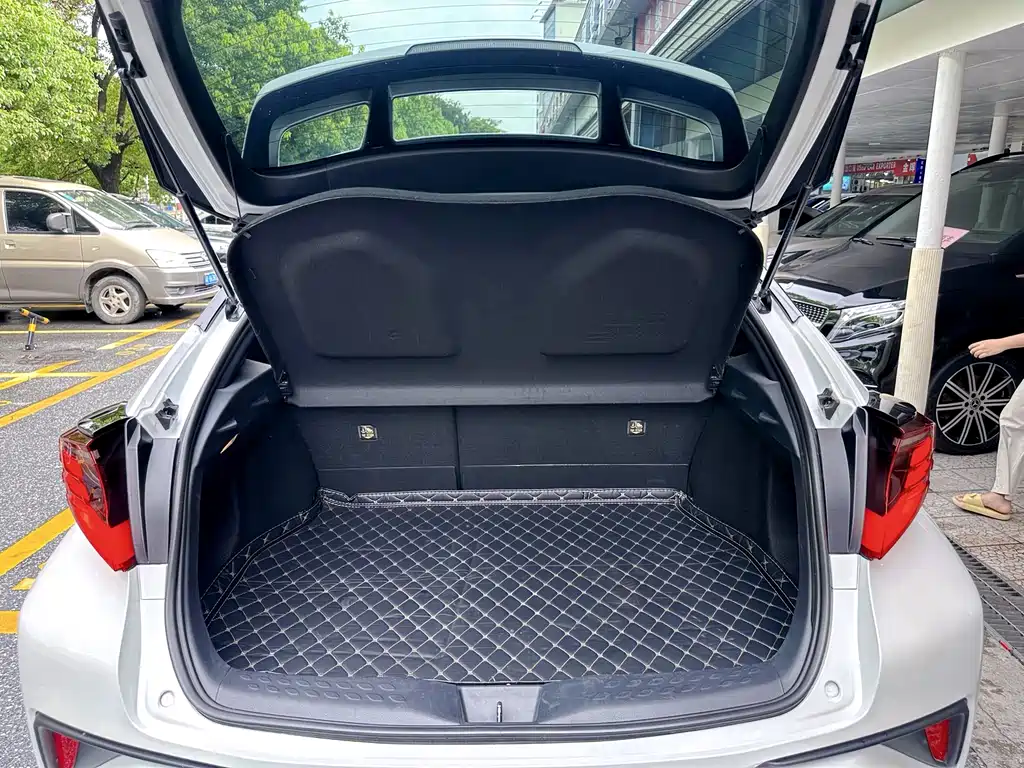 Toyota C-HR 2021 2.0L E-CVT Luxury