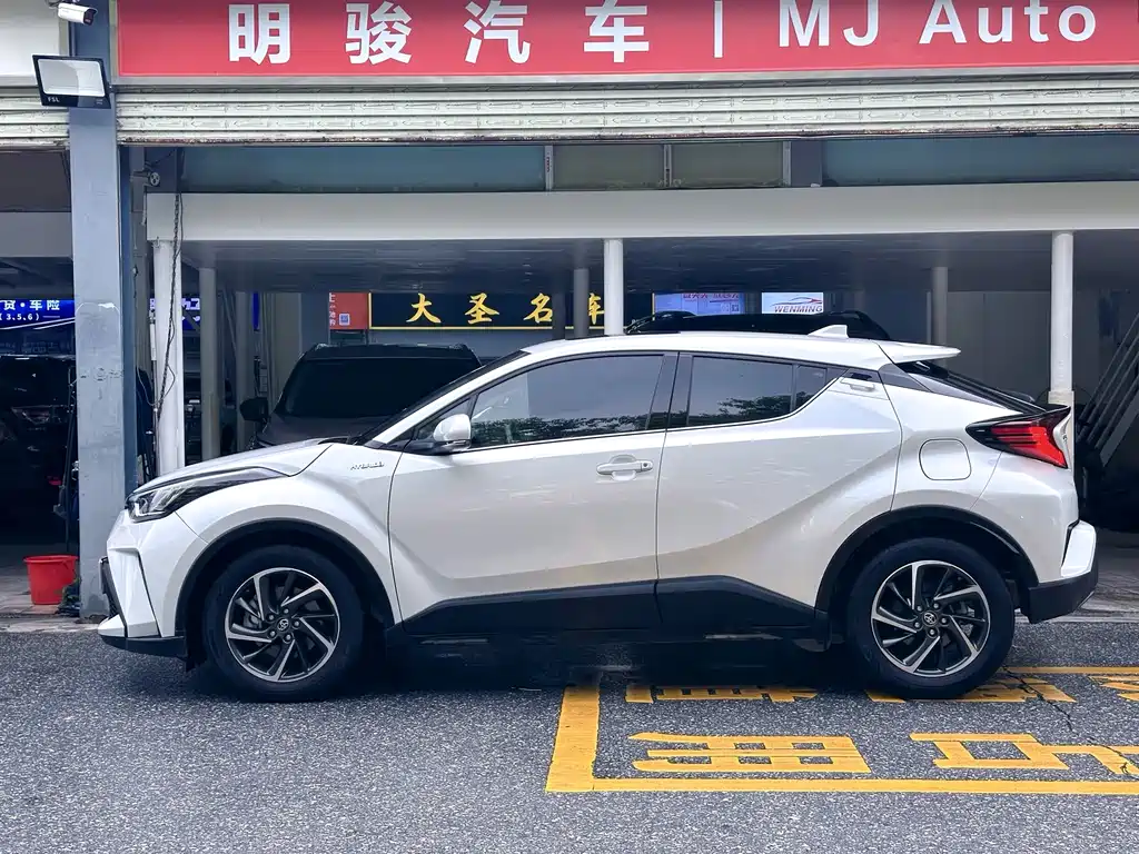 Toyota C-HR 2021 2.0L E-CVT Luxury
