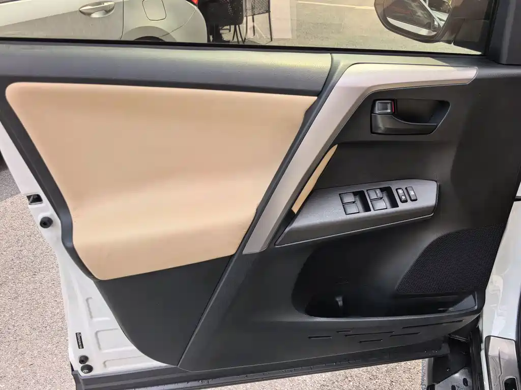 Toyota RAV4 — миниатюра 12