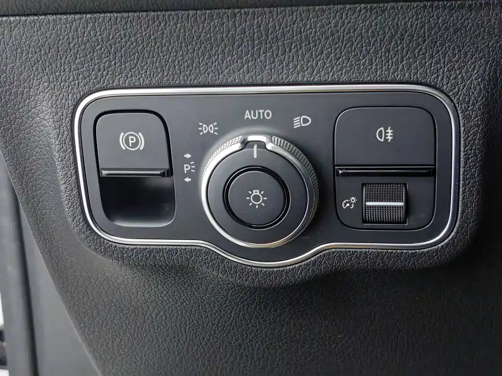 Mercedes-Benz GLB — миниатюра 21