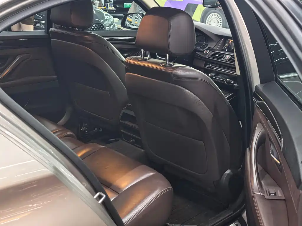 BMW 5 Series — миниатюра 6
