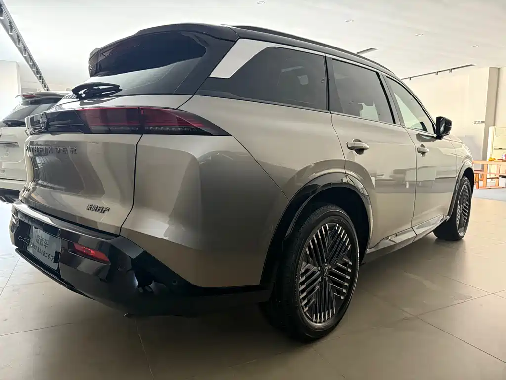 NISSAN EXPLORING THE LAND