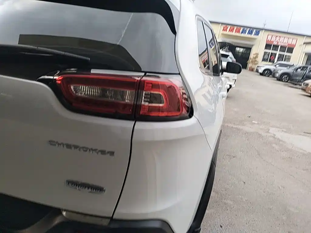 Jeep Cherokee — миниатюра 8