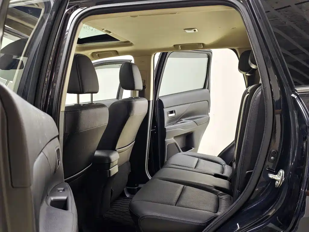 Mitsubishi Outlander (Import) — миниатюра 9