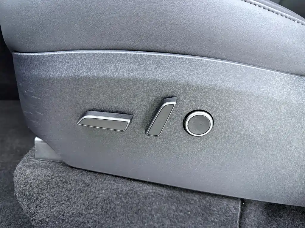 Tesla Model Y — миниатюра 16
