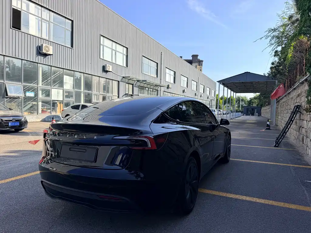 Tesla Model 3 — миниатюра 8
