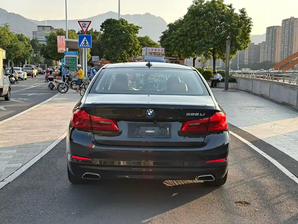 BMW 5 Series — миниатюра 4
