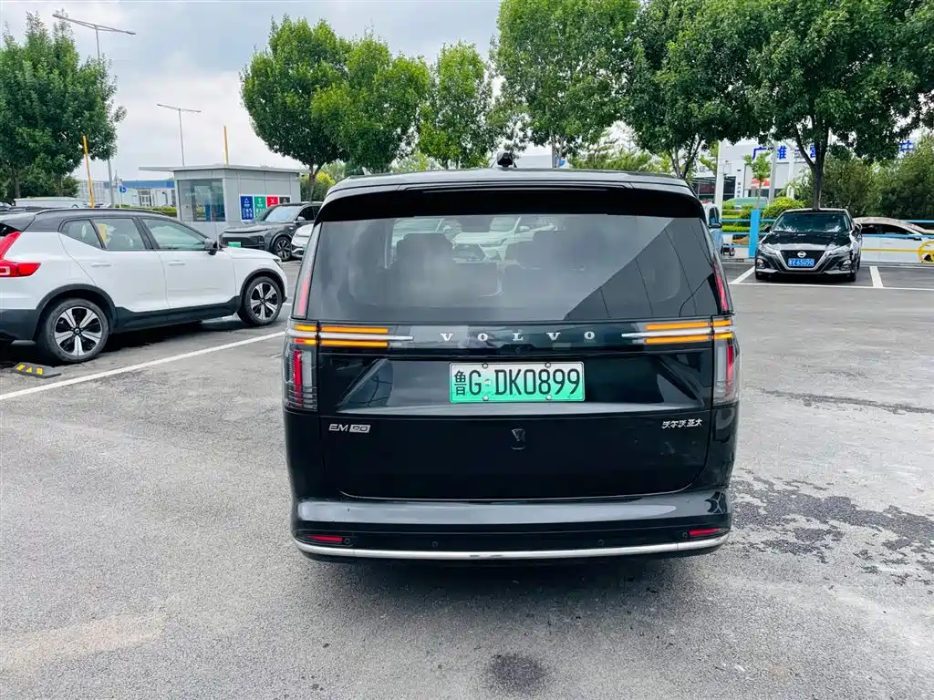 Volvo EM90 2025 Ultra мест
