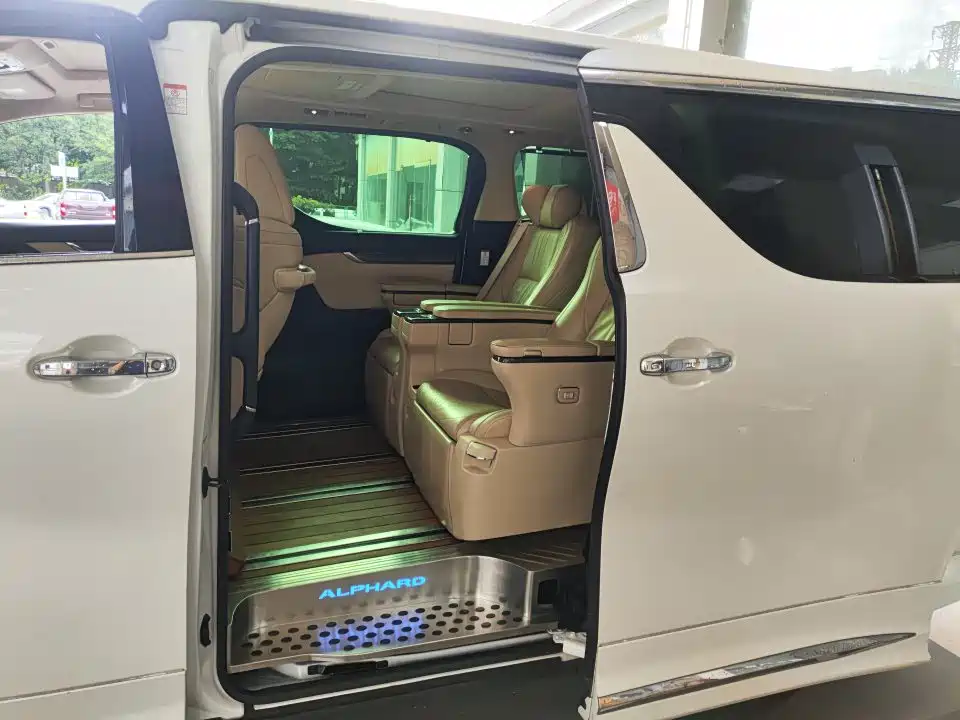 Toyota Alphard — миниатюра 3