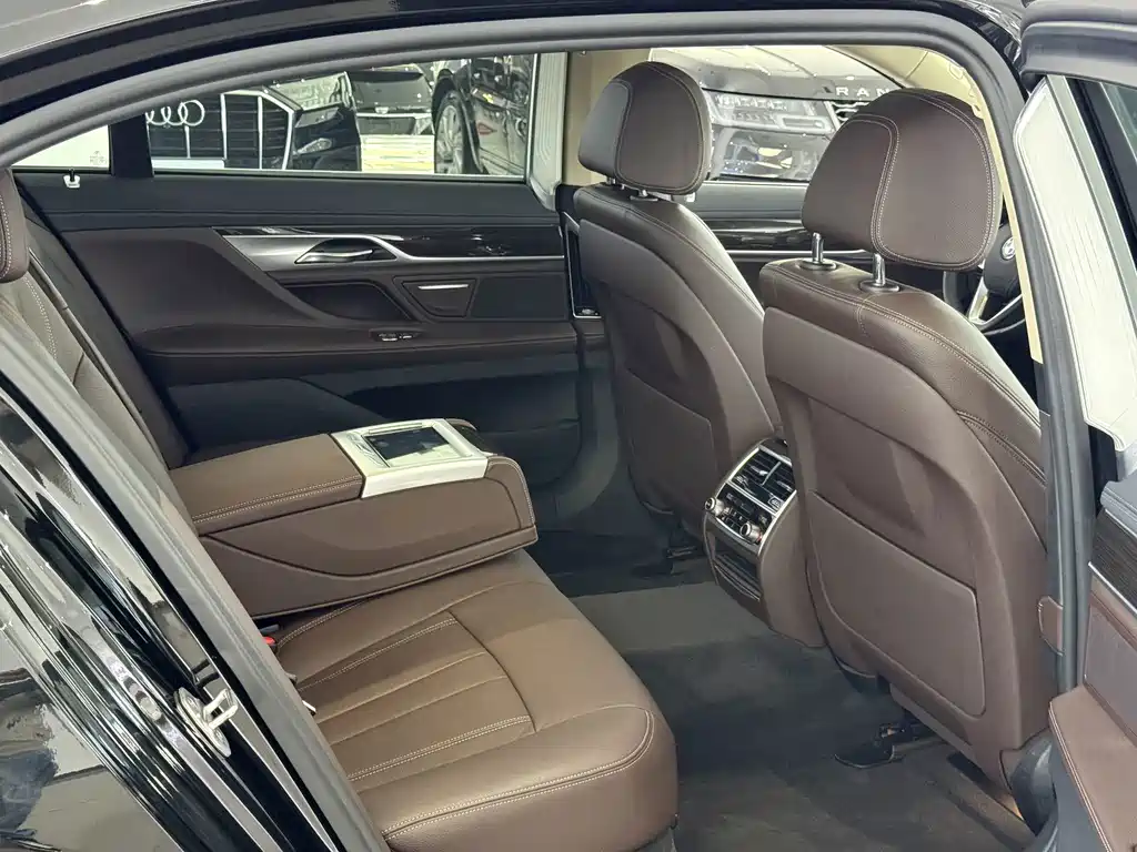 BMW 7 Series — миниатюра 8
