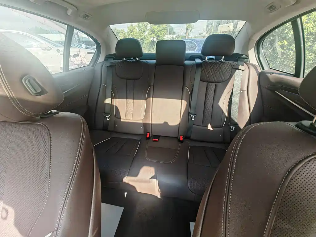 BMW 5 Series — миниатюра 4