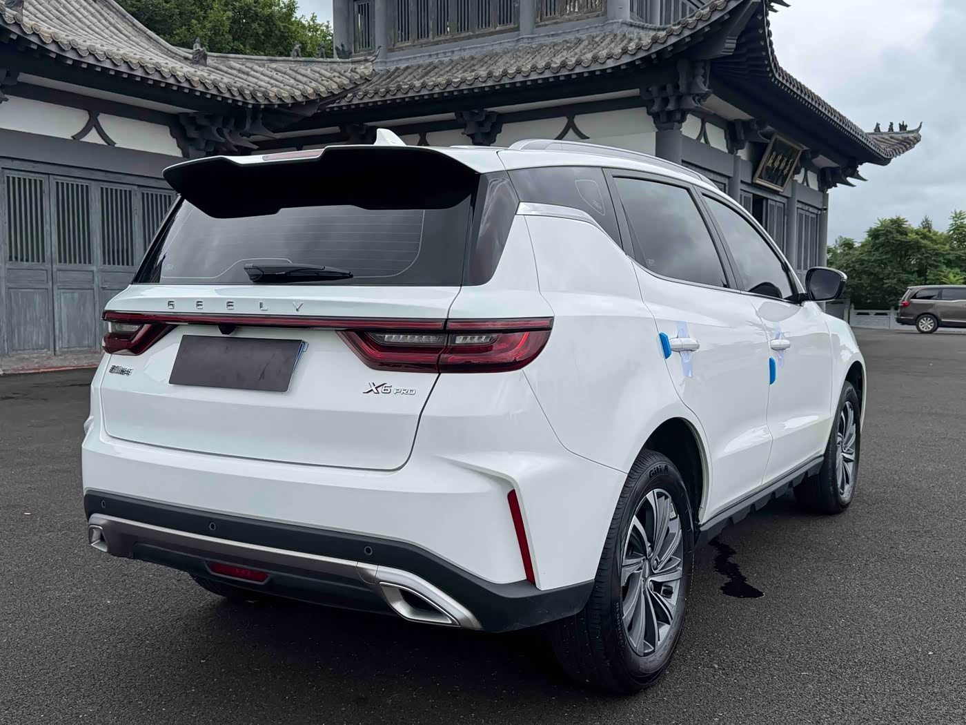 Geely Emgrand X6 1.4 л 2022 г. Белый, пробег 41000 км