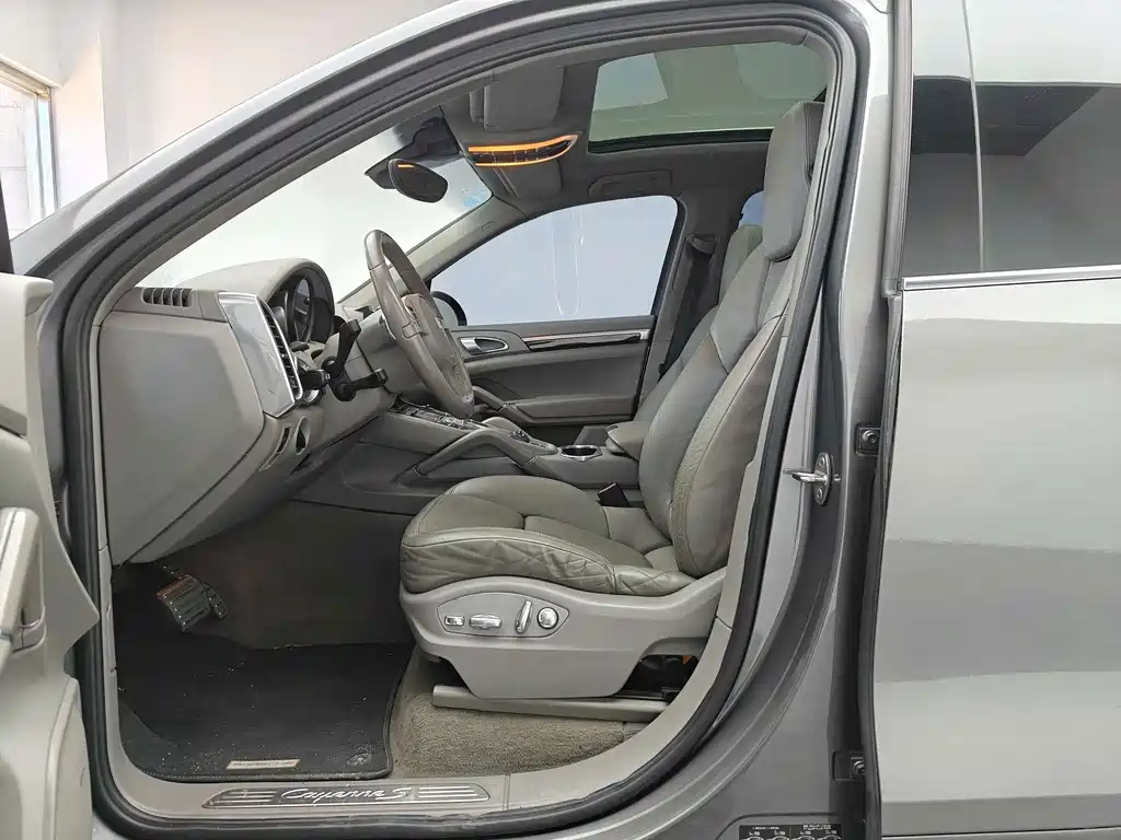 Porsche Cayenne — миниатюра 9