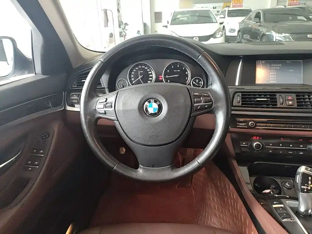 BMW 5 Series — миниатюра 11