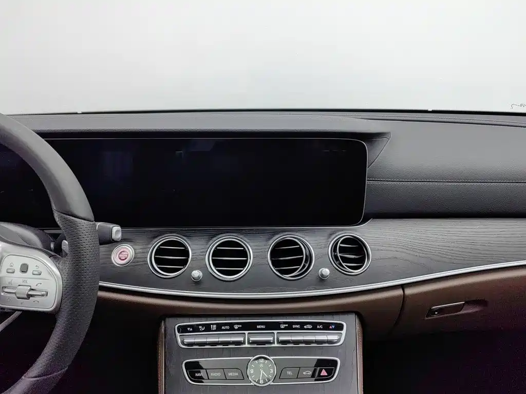 Mercedes-Benz E-Class — миниатюра 12