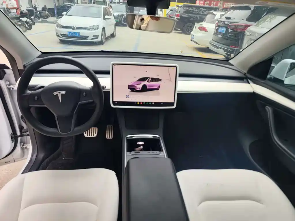 Tesla Model Y — миниатюра 9