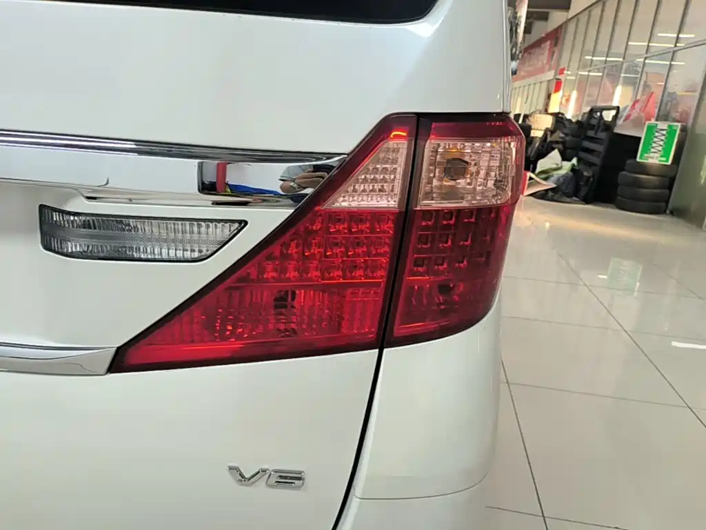 Toyota Alphard — миниатюра 8