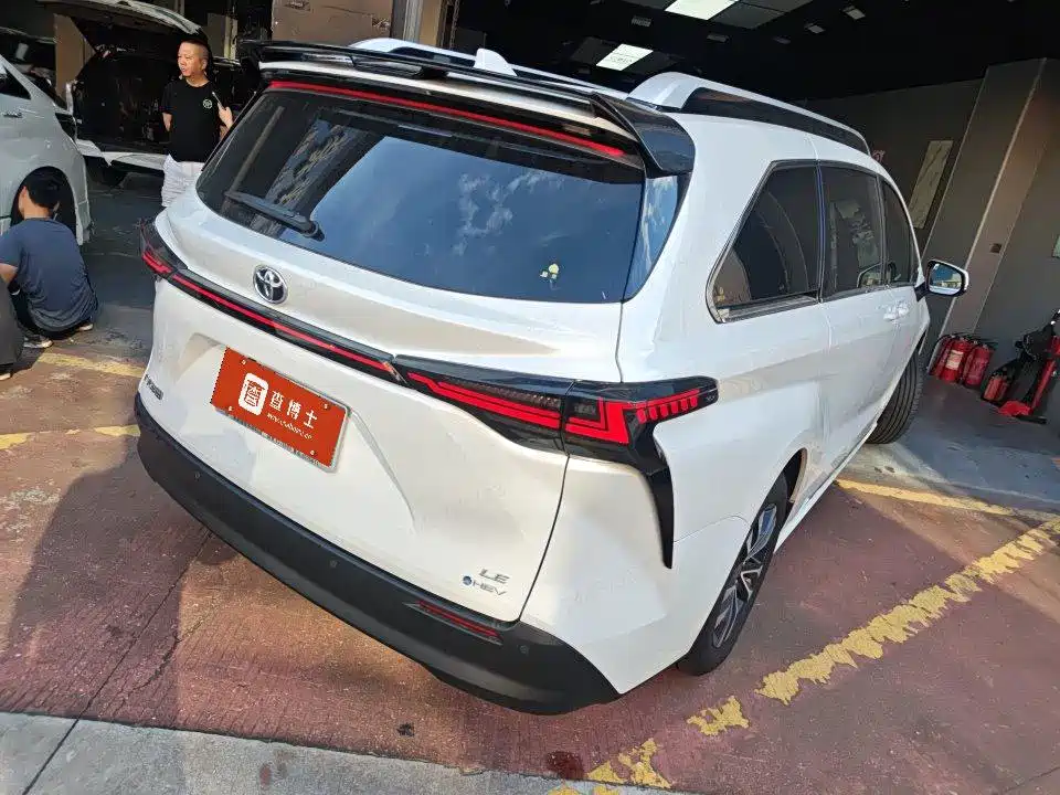 Toyota Sienna — миниатюра 4