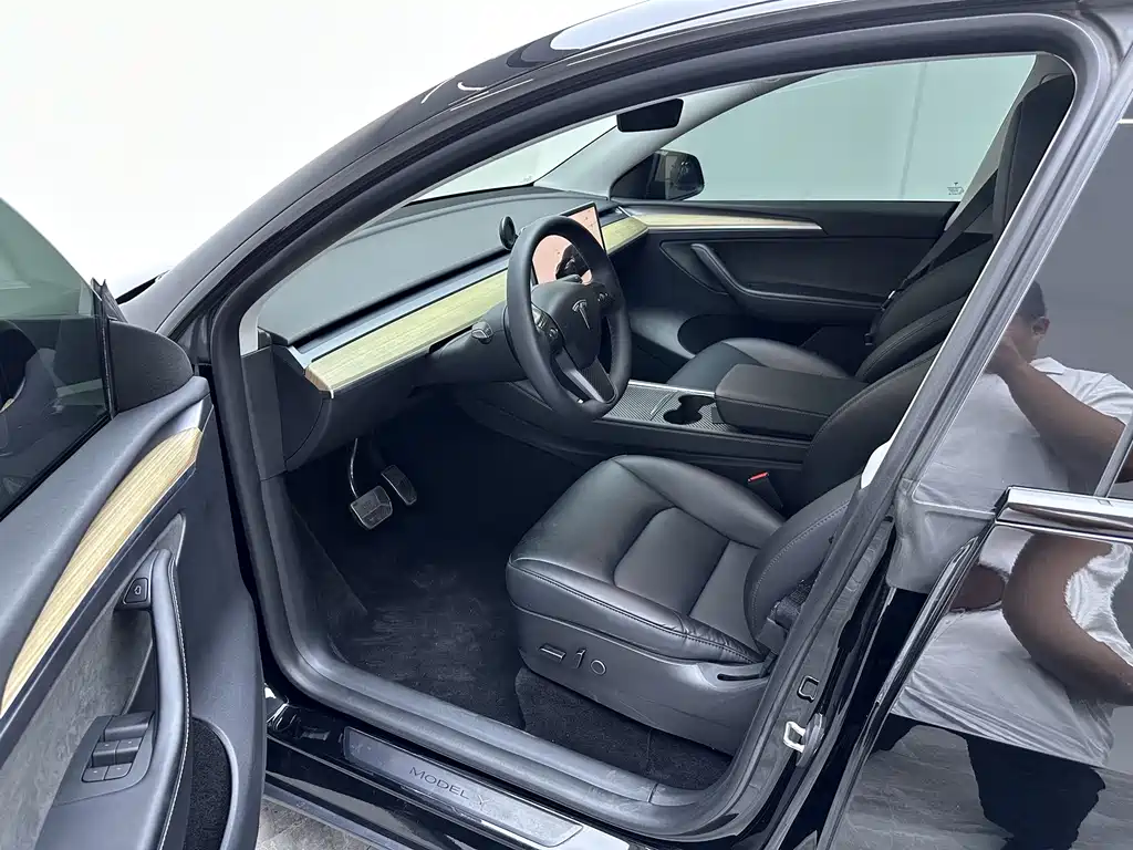 Tesla Model Y — миниатюра 16