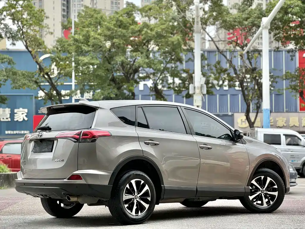 Toyota RAV4 — миниатюра 9