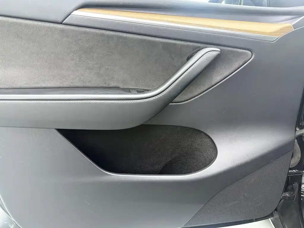 Tesla Model Y — миниатюра 4