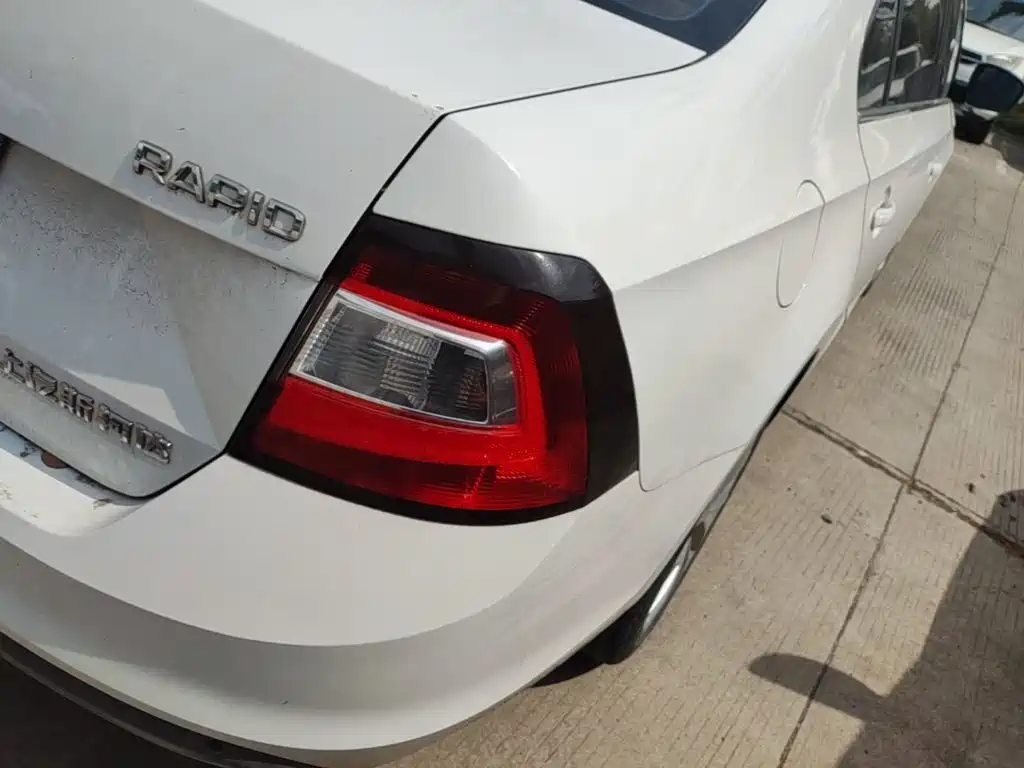 Skoda Rapid — миниатюра 8