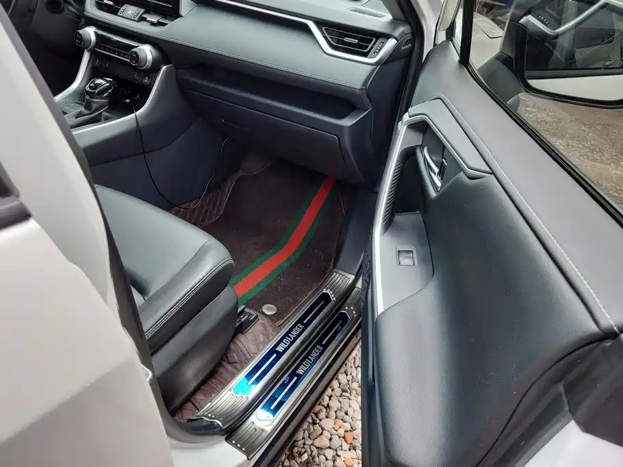 Toyota RAV4 — миниатюра 8