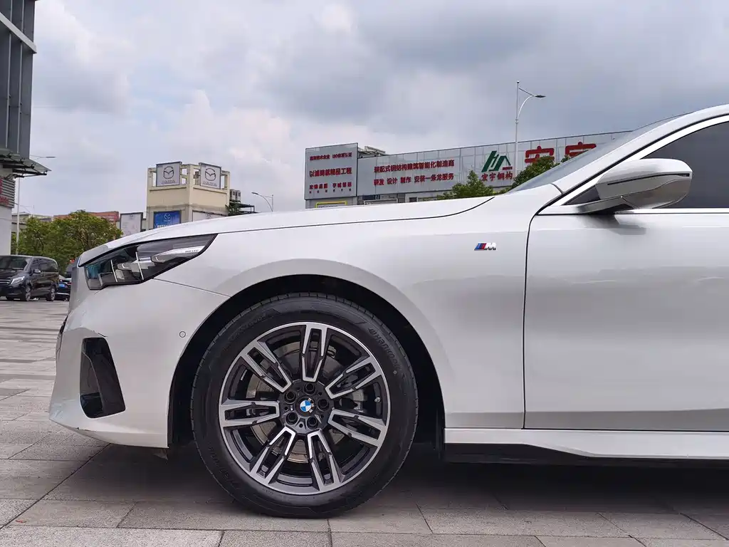 BMW 5 Series — миниатюра 21