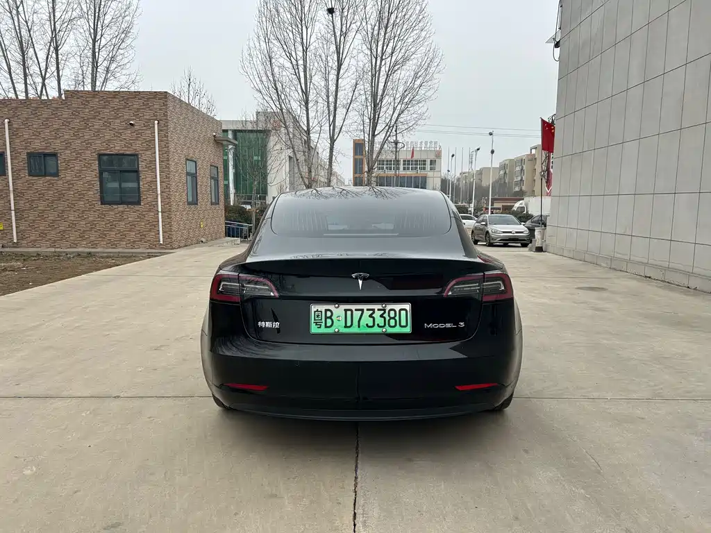 TESLA MODEL 3