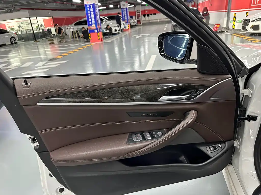 BMW 5 Series New Energy — миниатюра 8