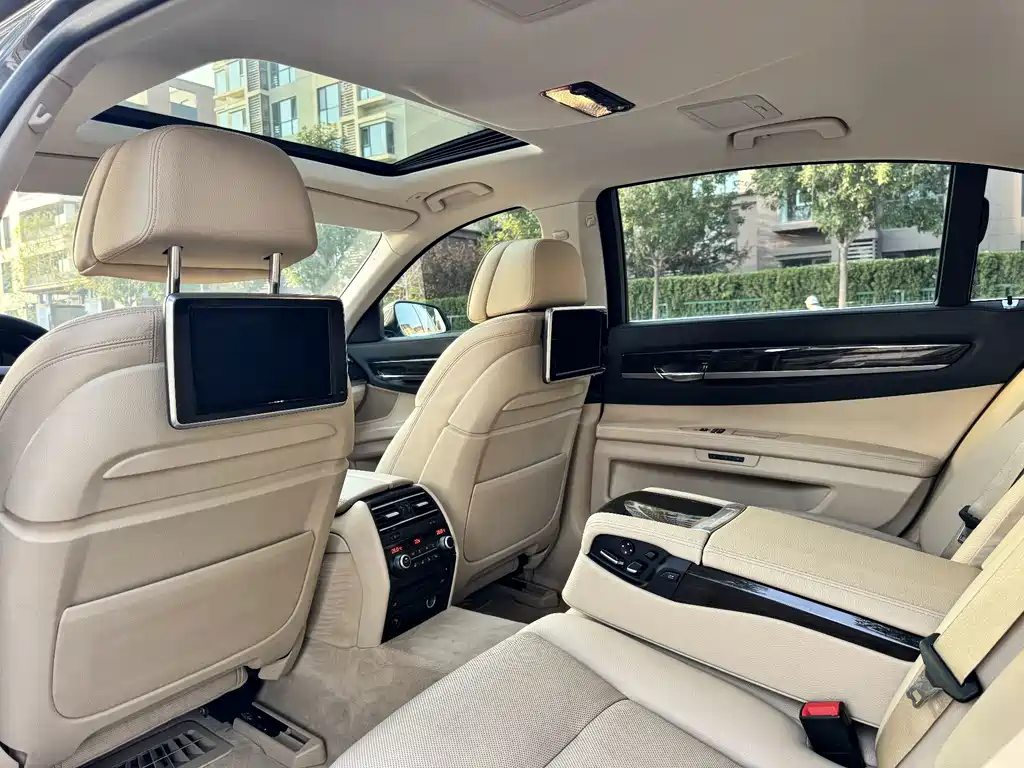 BMW 7 Series — миниатюра 29