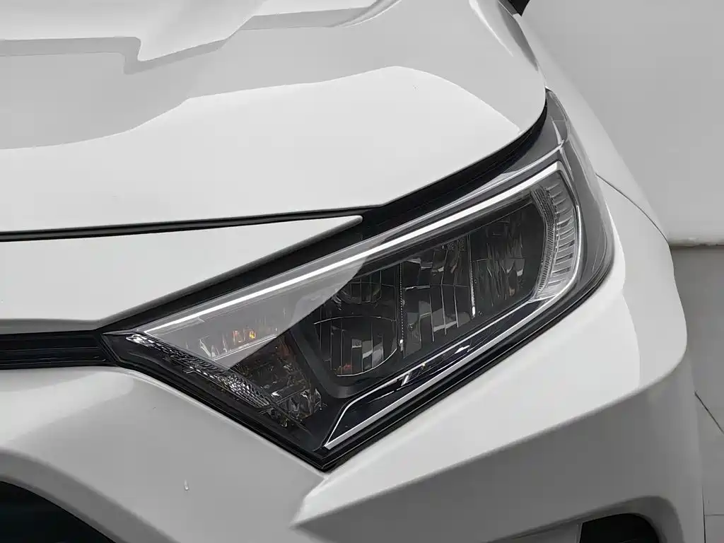 Toyota RAV4 — миниатюра 7