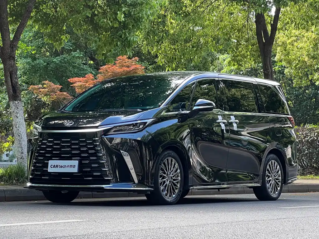 Lexus LM 2025