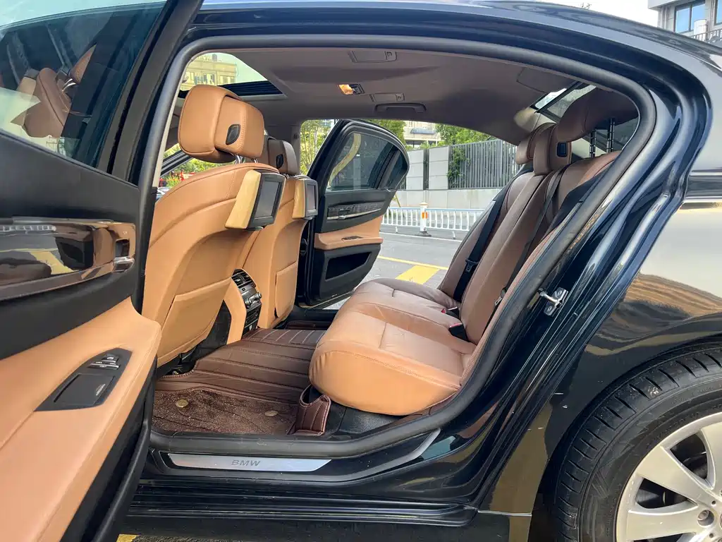 BMW 7 Series — миниатюра 19