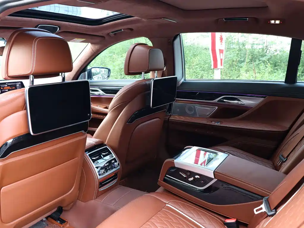 BMW 7 Series — миниатюра 12