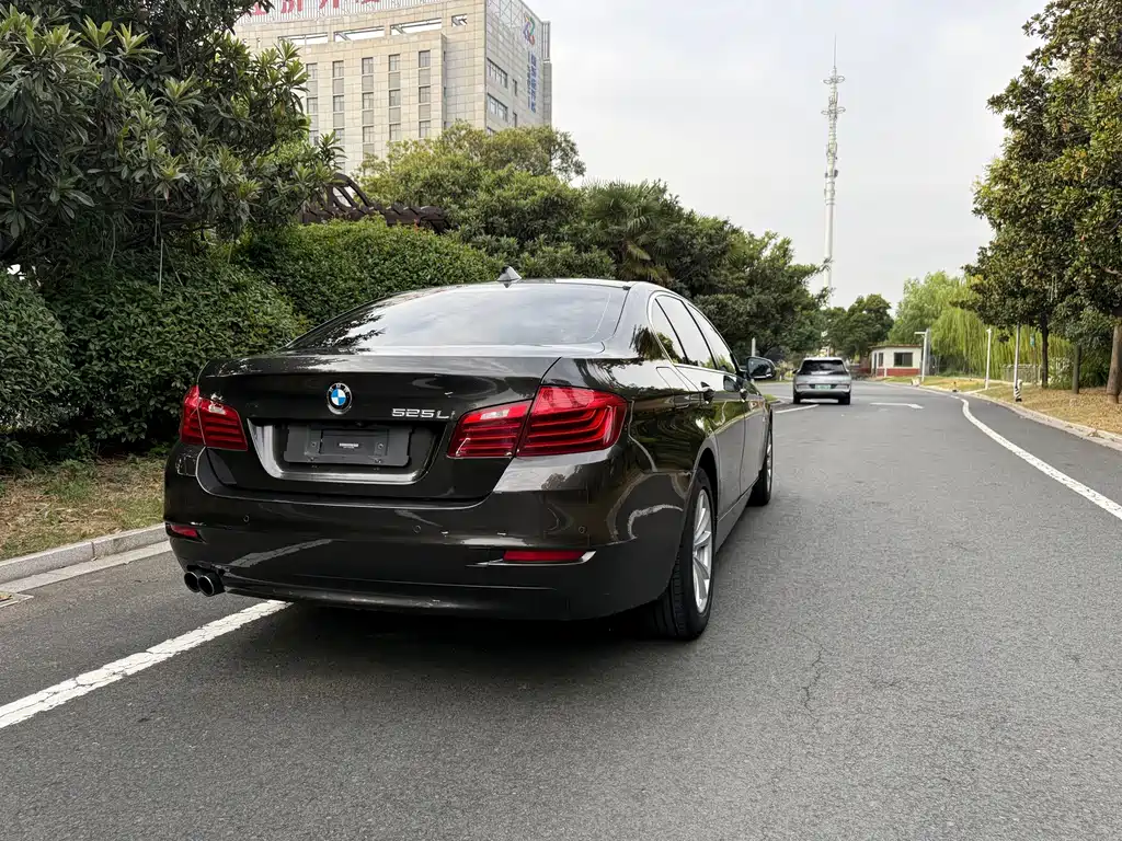 BMW 5 Series — миниатюра 7
