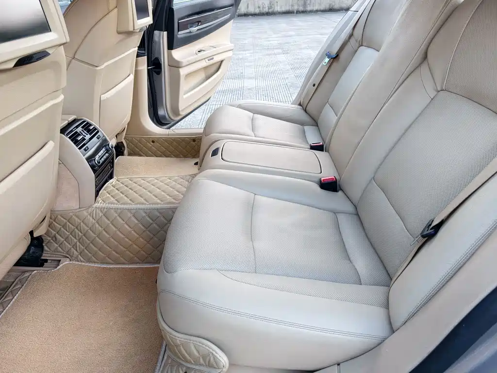 BMW 7 Series — миниатюра 13