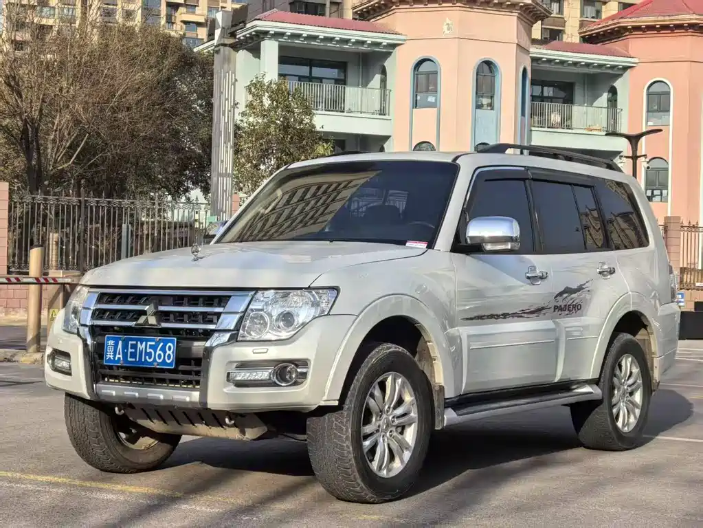 MITSUBISHI PAJERO