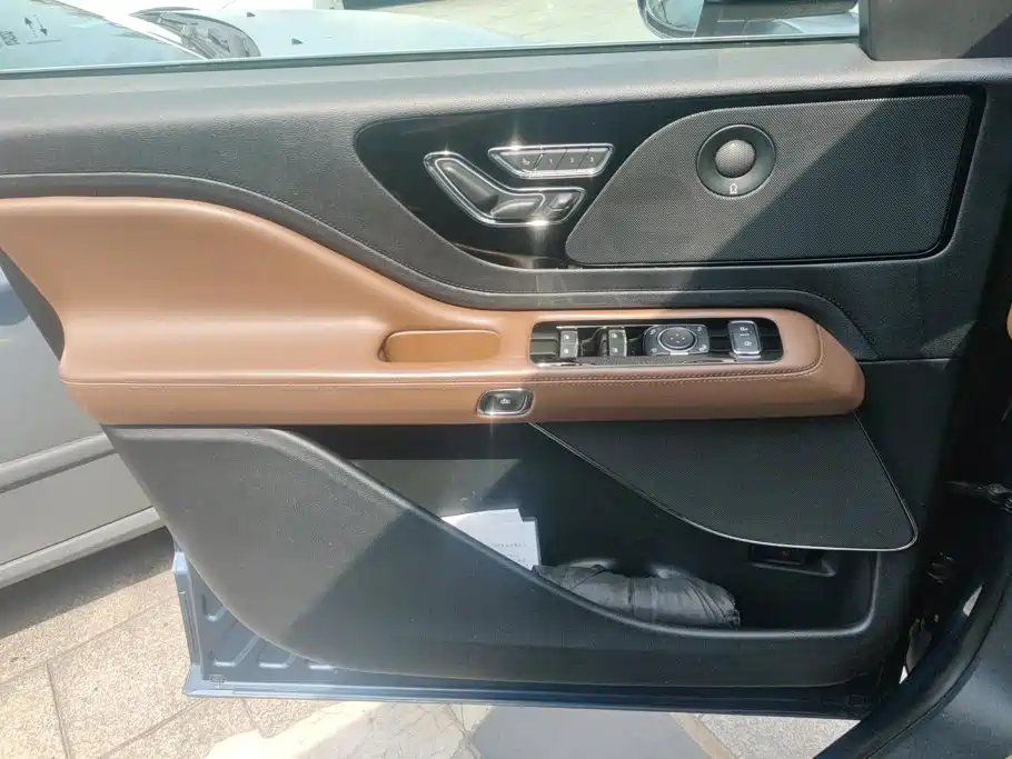 Lincoln Aviator (Import) — миниатюра 7