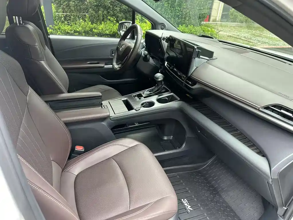 Toyota Granvia — миниатюра 11