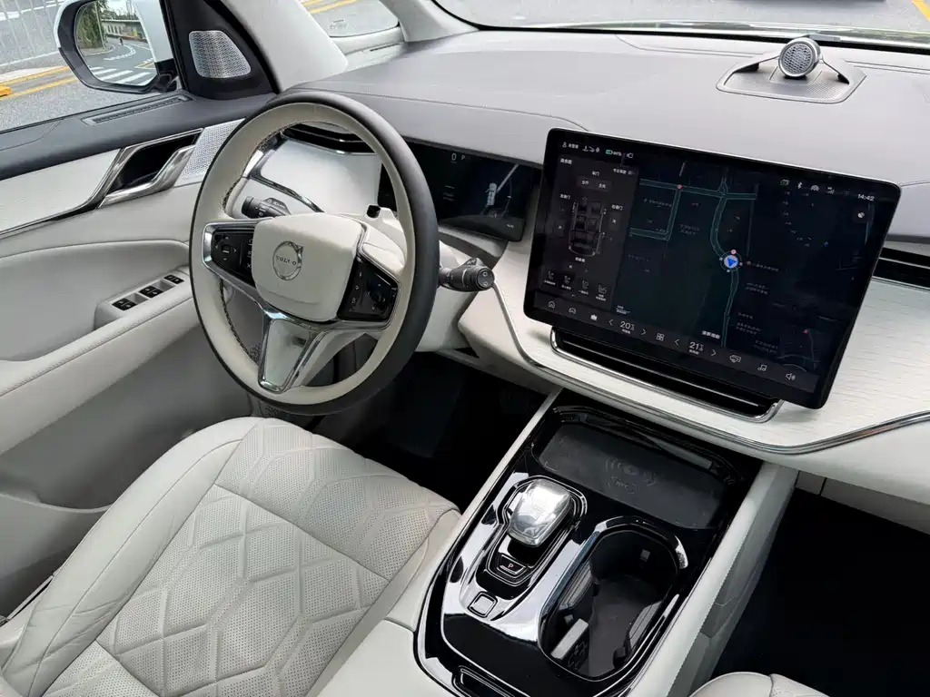 Volvo EM90 2025 Ultra мест