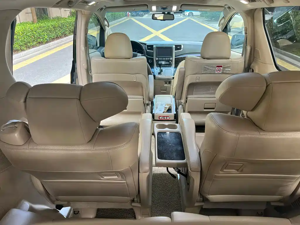 Toyota Alphard — миниатюра 8