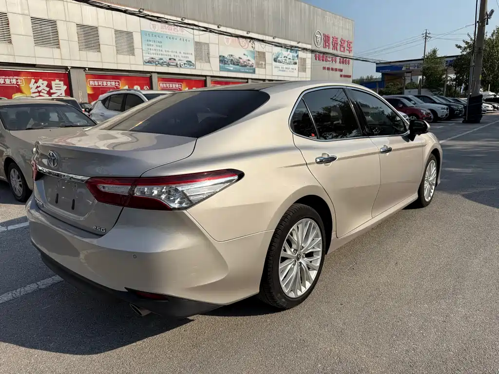 Toyota Camry — миниатюра 4